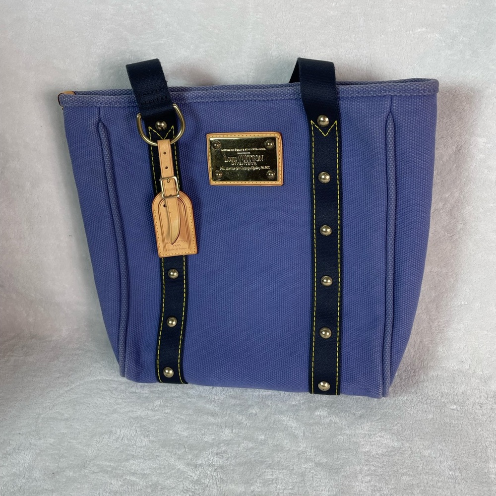 Louis Vuitton Antigua
Cabas Blue MM Tote Bag - Picture 16 of 17